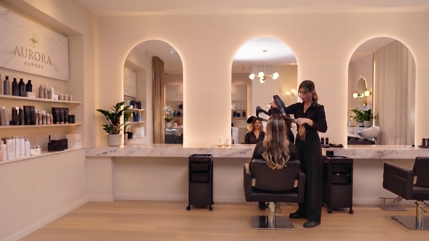 Stylistka prezentuje efekt fryzury w Salonie Aurora